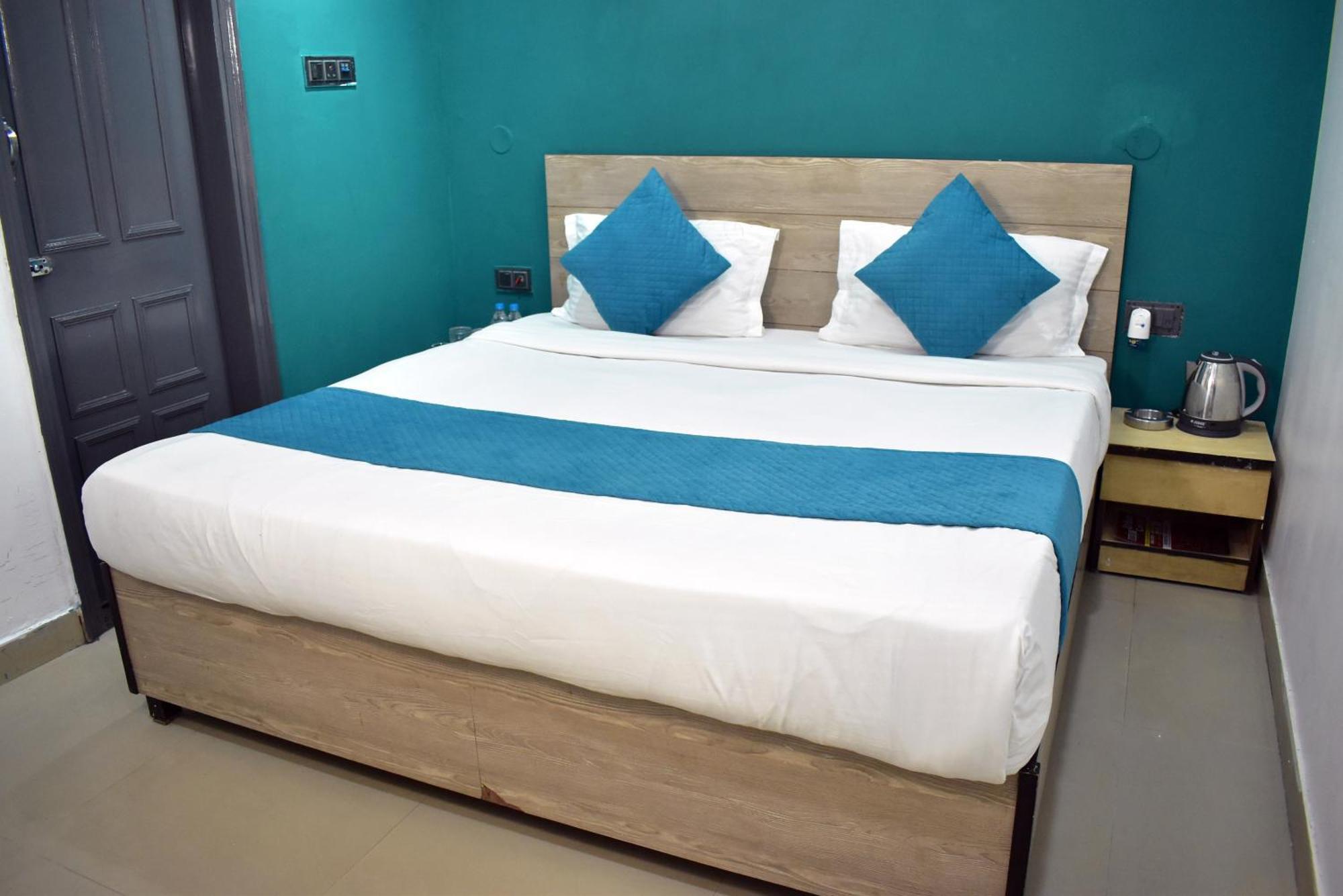 Qotel Hotel Rama Rohini Sector-24 Couple Friendly Delhi  Exterior photo